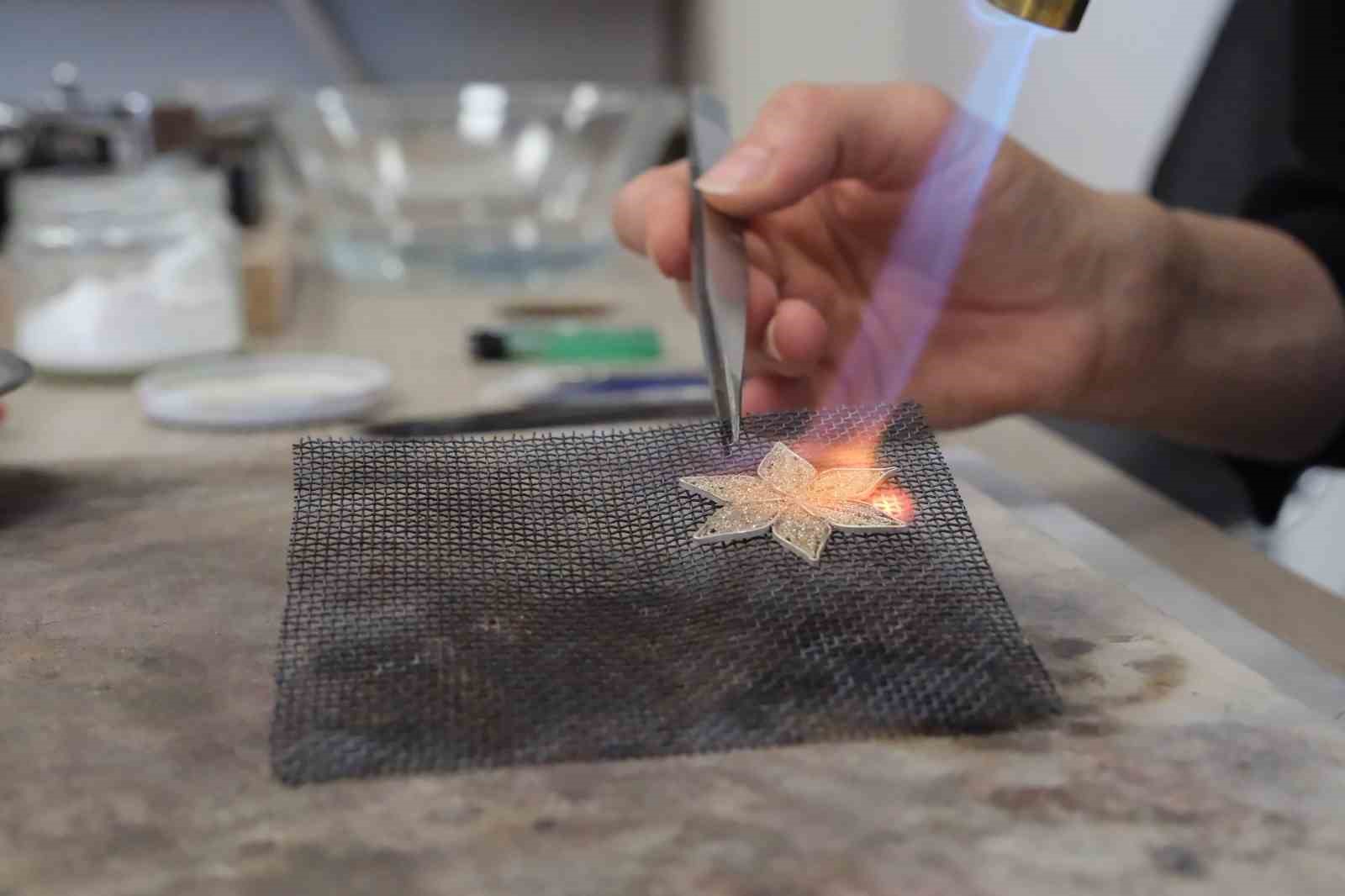 Çapa yapan eller artık gümüşe şekil veriyor