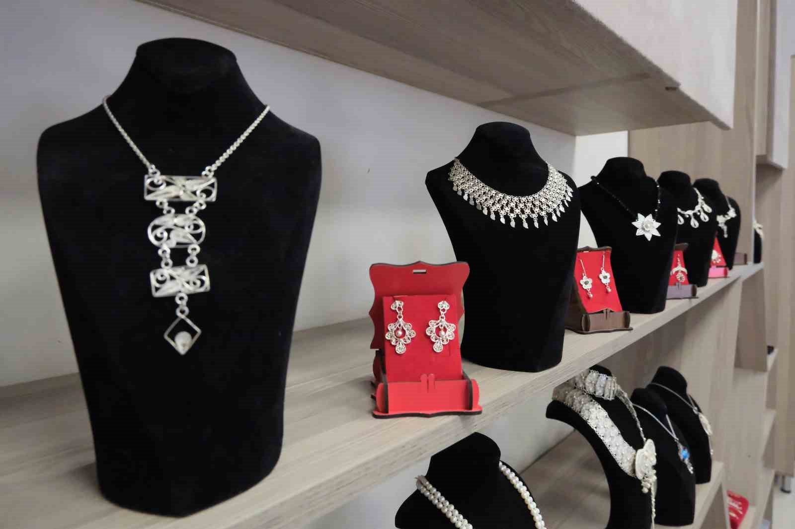 Çapa yapan eller artık gümüşe şekil veriyor