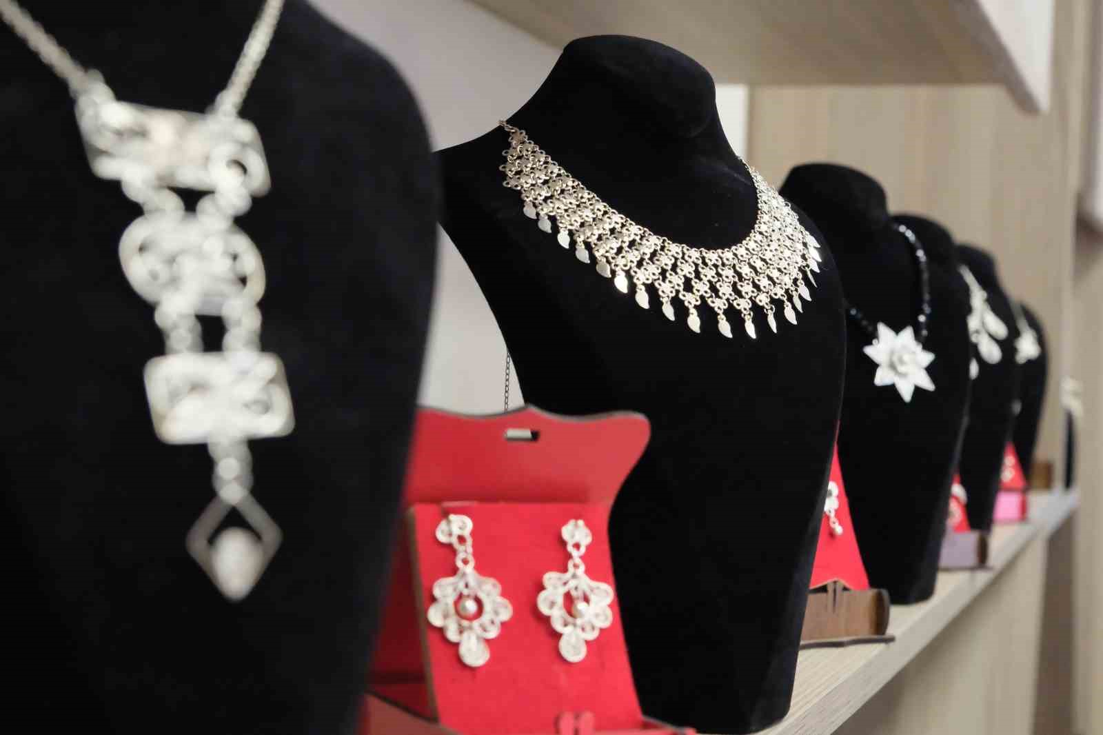 Çapa yapan eller artık gümüşe şekil veriyor