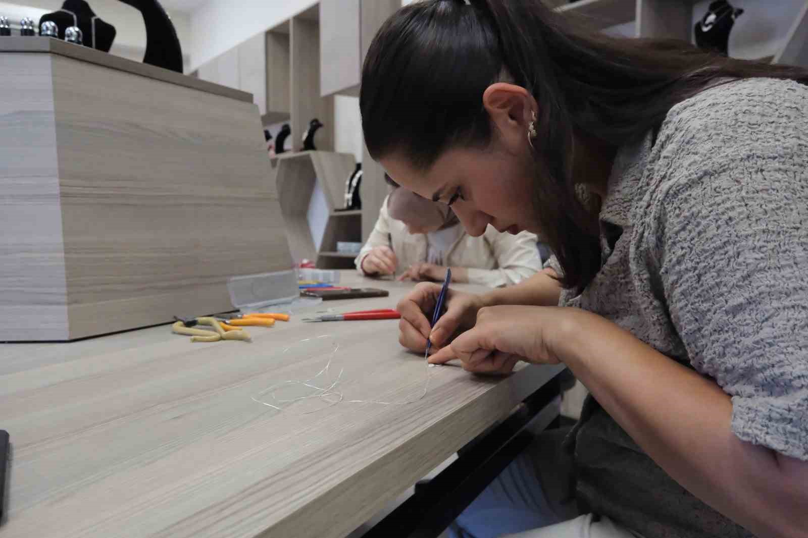 Çapa yapan eller artık gümüşe şekil veriyor