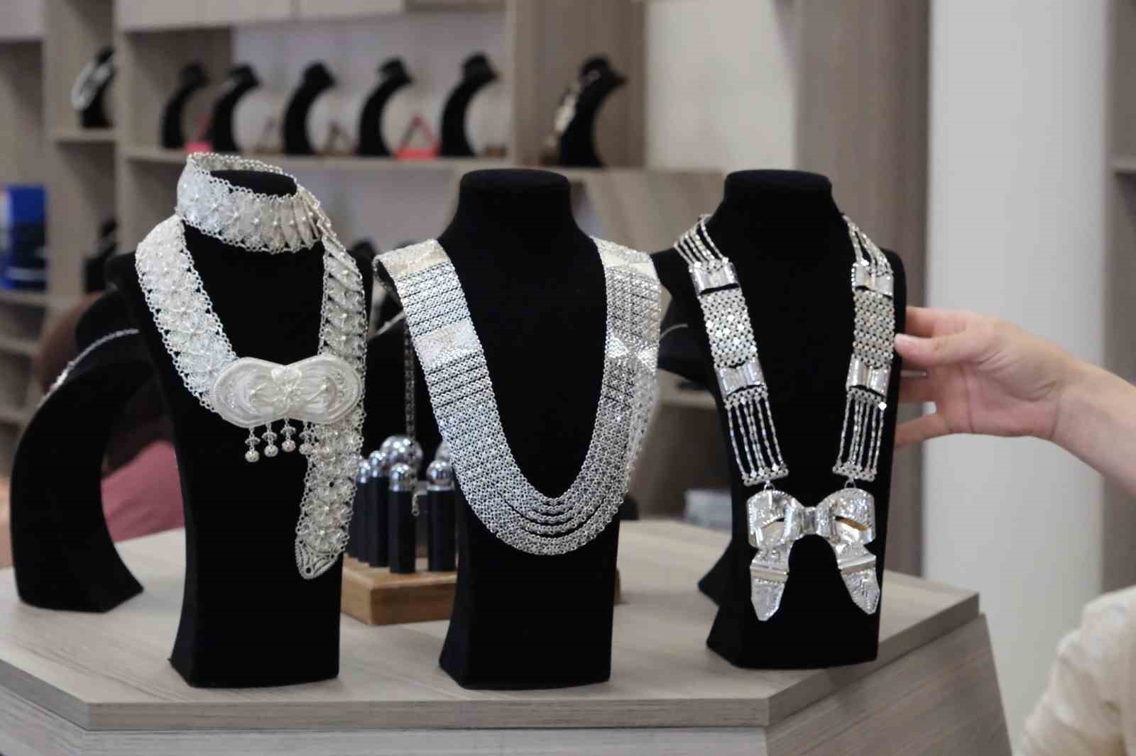 Çapa yapan eller artık gümüşe şekil veriyor