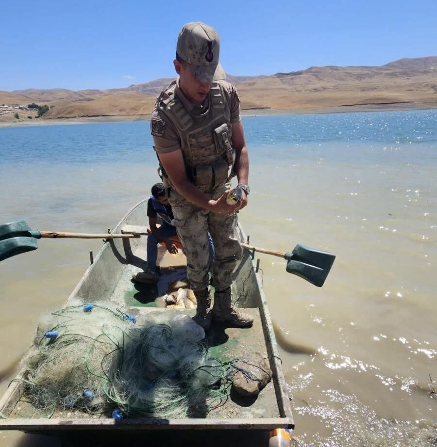 Van’da kaçak balık avlayan 2 kişiye 25 bin lira ceza