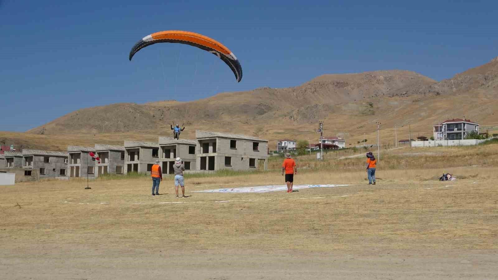 Van Gölü semalarında yamaç paraşütü heyecanı yaşandı