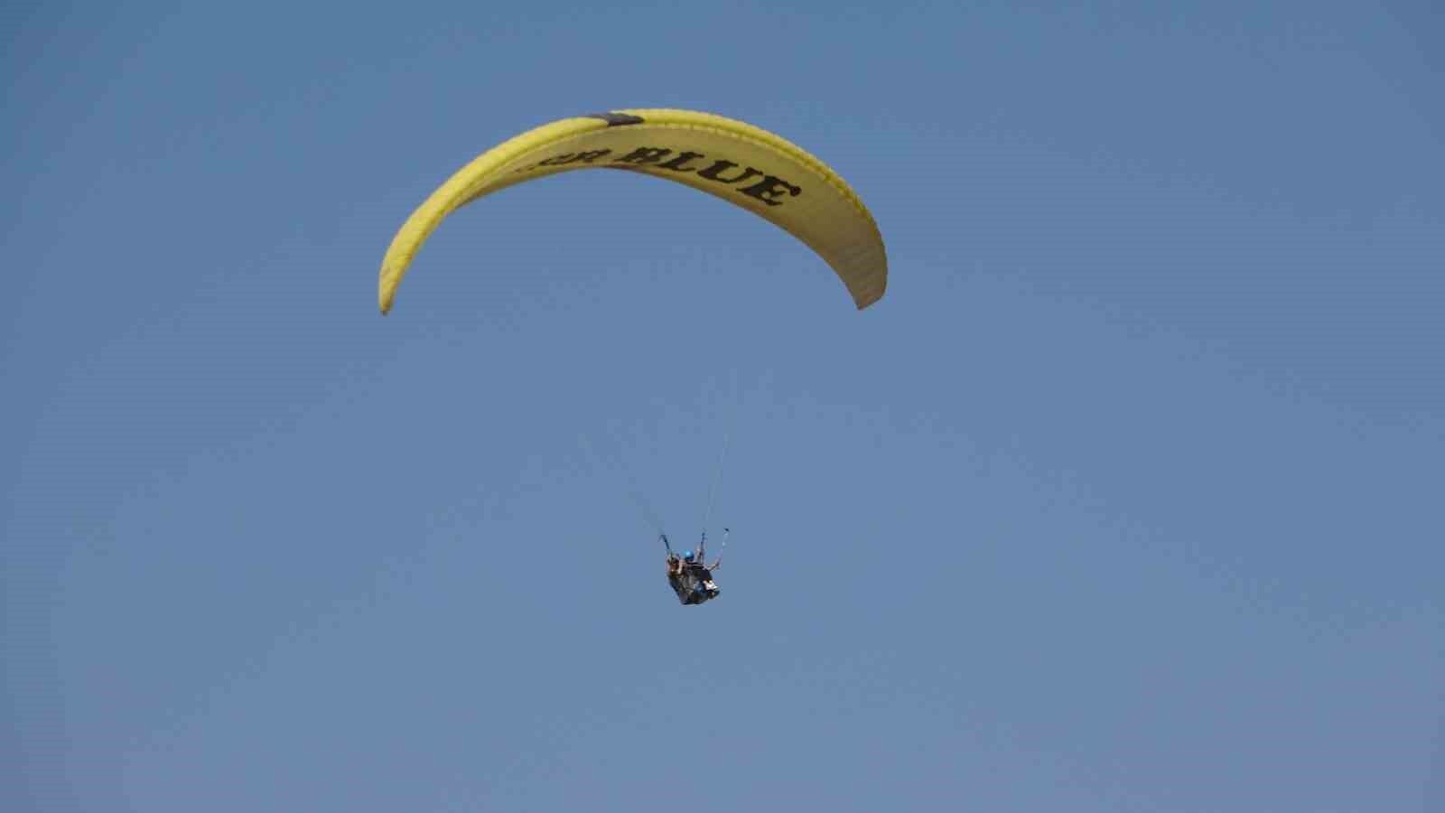 Van Gölü semalarında yamaç paraşütü heyecanı yaşandı