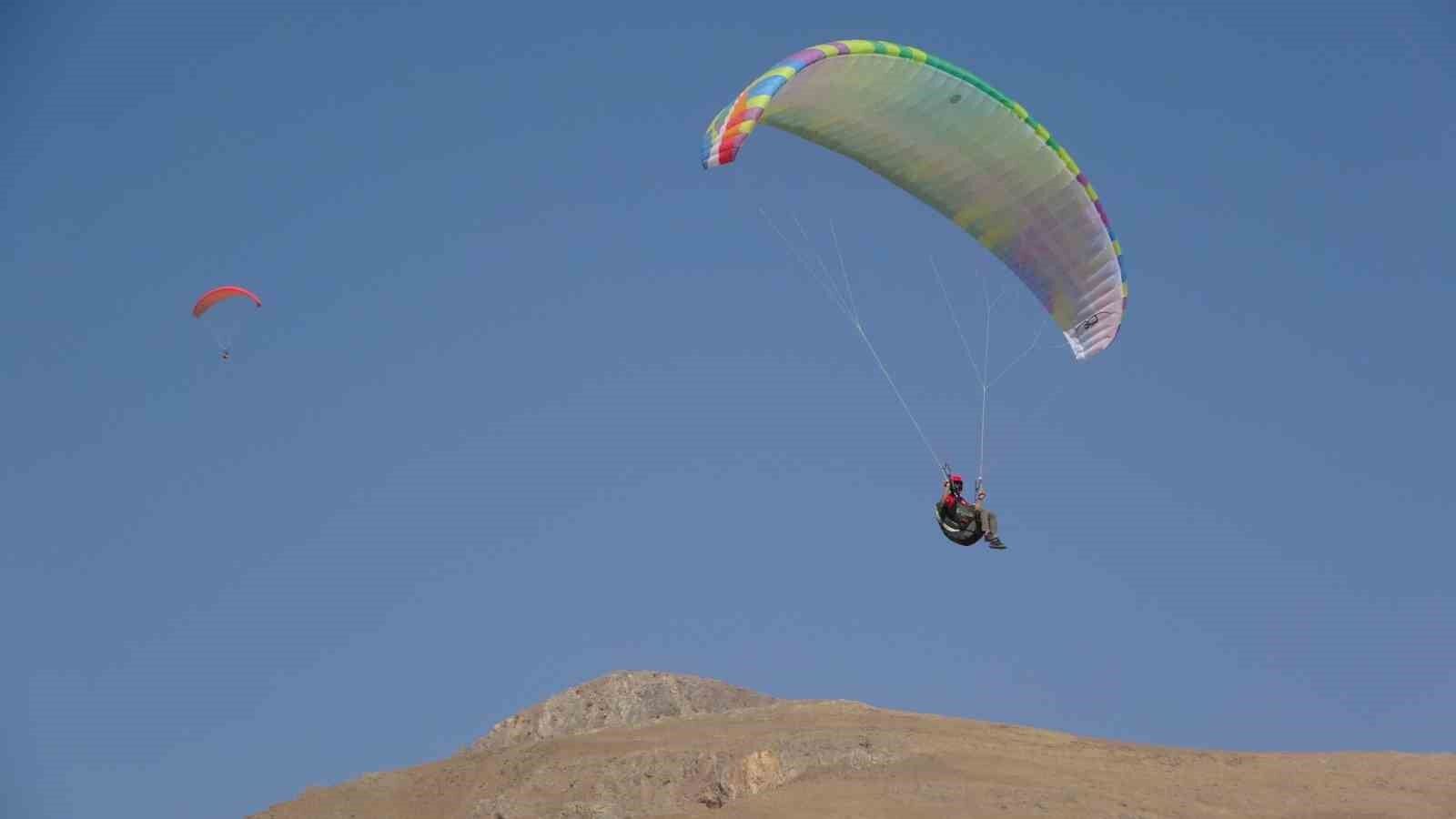 Van Gölü semalarında yamaç paraşütü heyecanı yaşandı