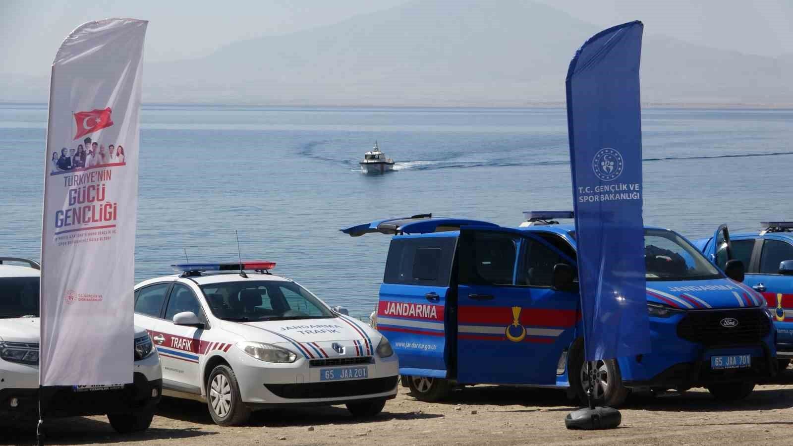 Van Gölü semalarında yamaç paraşütü heyecanı yaşandı