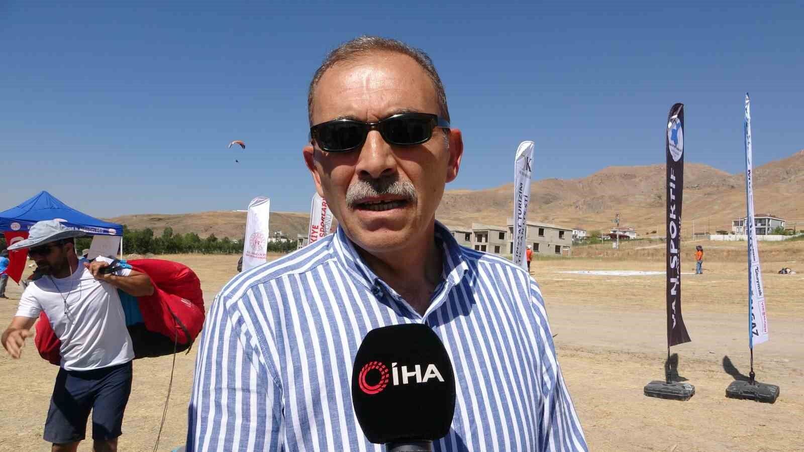 Van Gölü semalarında yamaç paraşütü heyecanı yaşandı