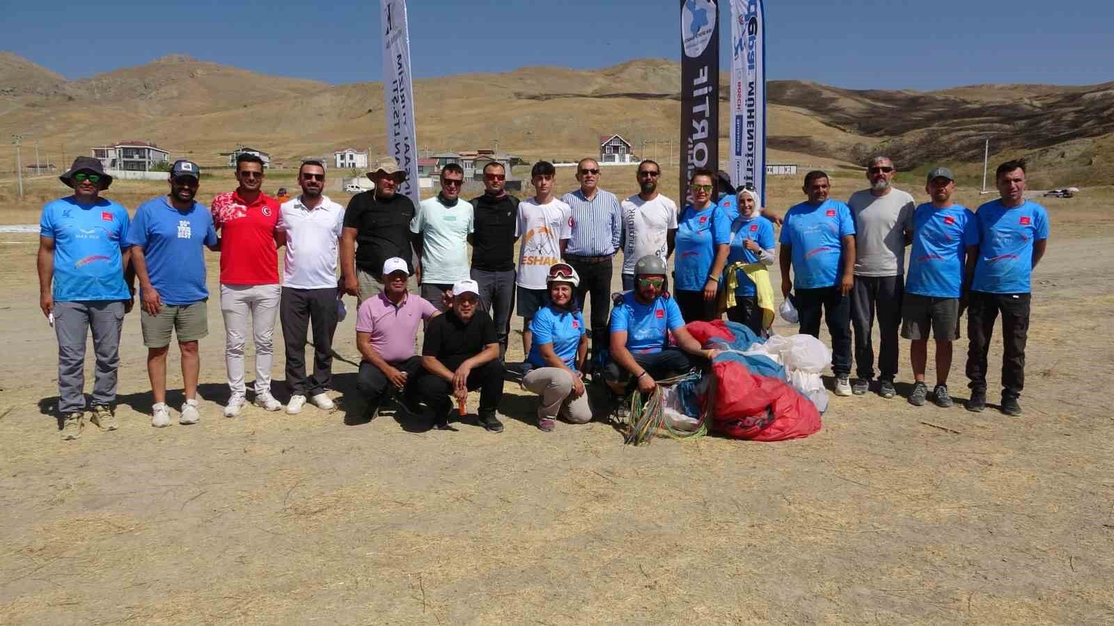 Van Gölü semalarında yamaç paraşütü heyecanı yaşandı