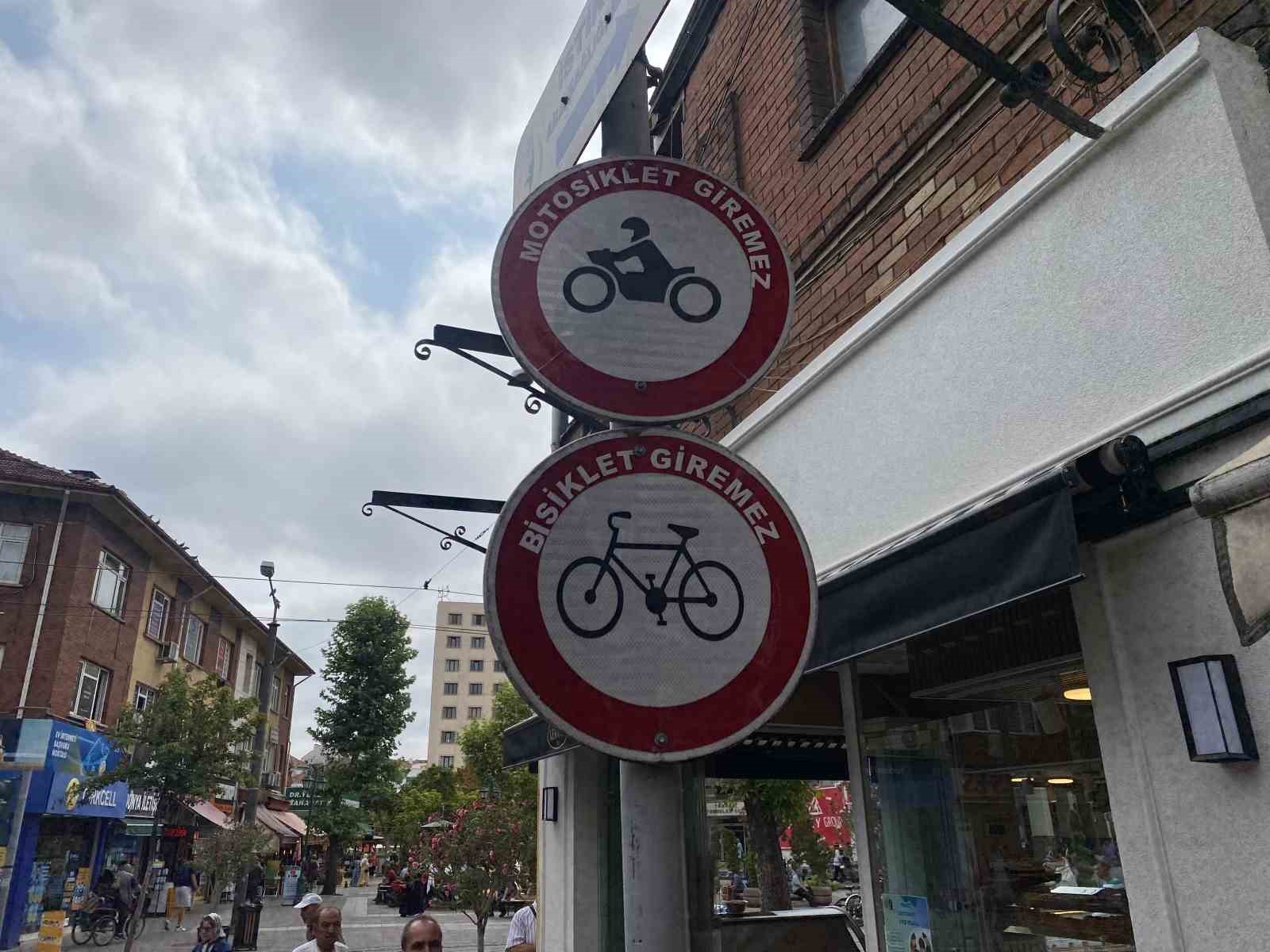 Bu sokakta trafik levhalarının hiçbir önemi yok