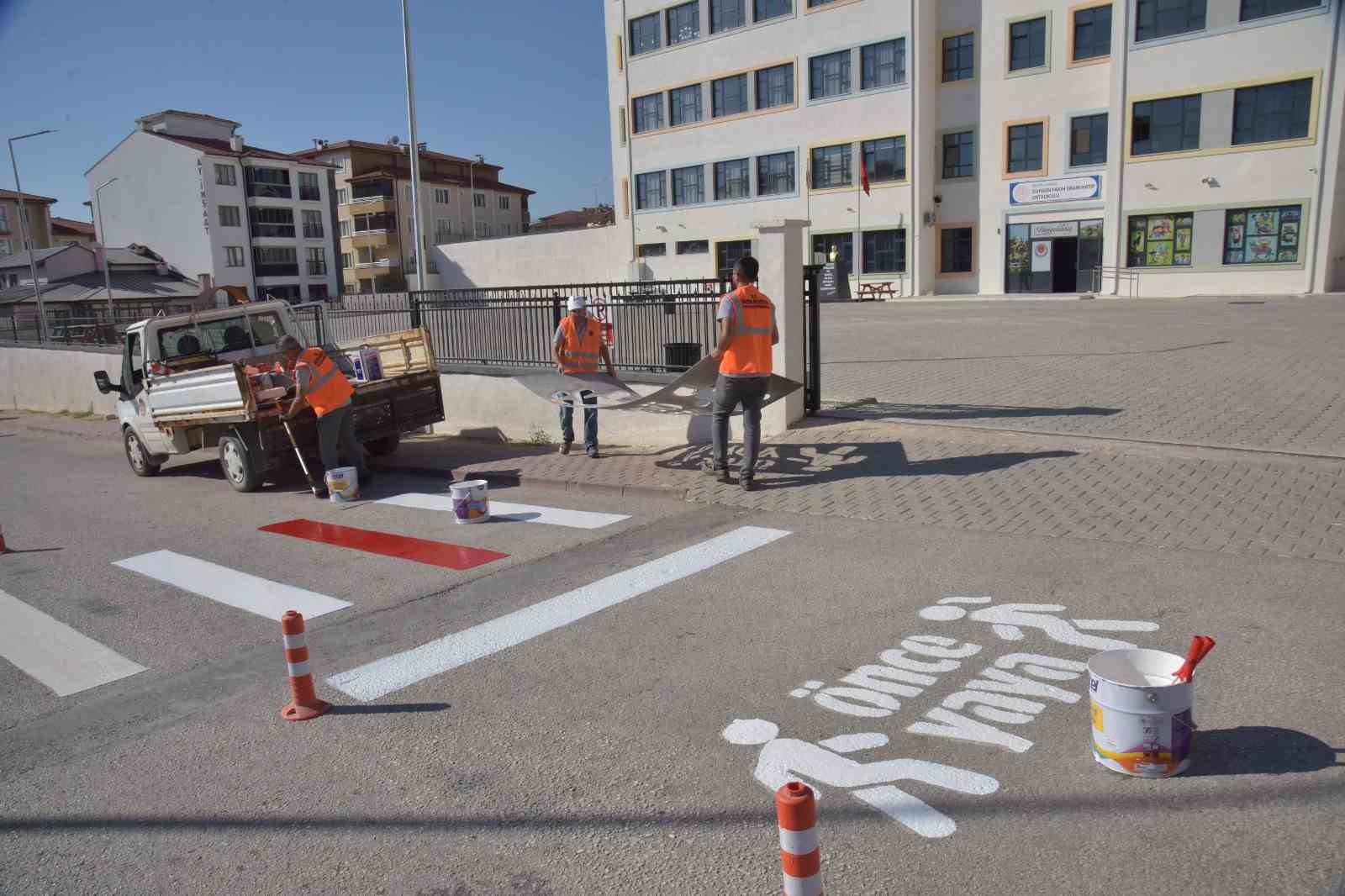 Okul önlerindeki çizgi ve yaya geçişleri boyandı