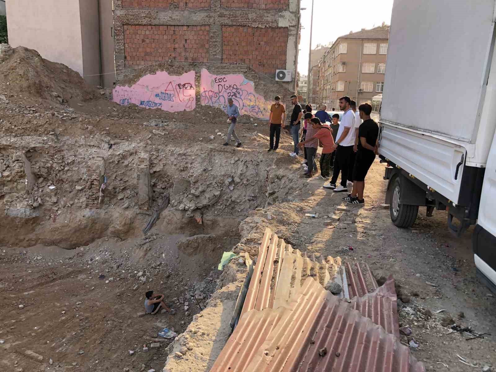 Elazığ’da inşaat çukuruna düşen çocuk kurtarıldı