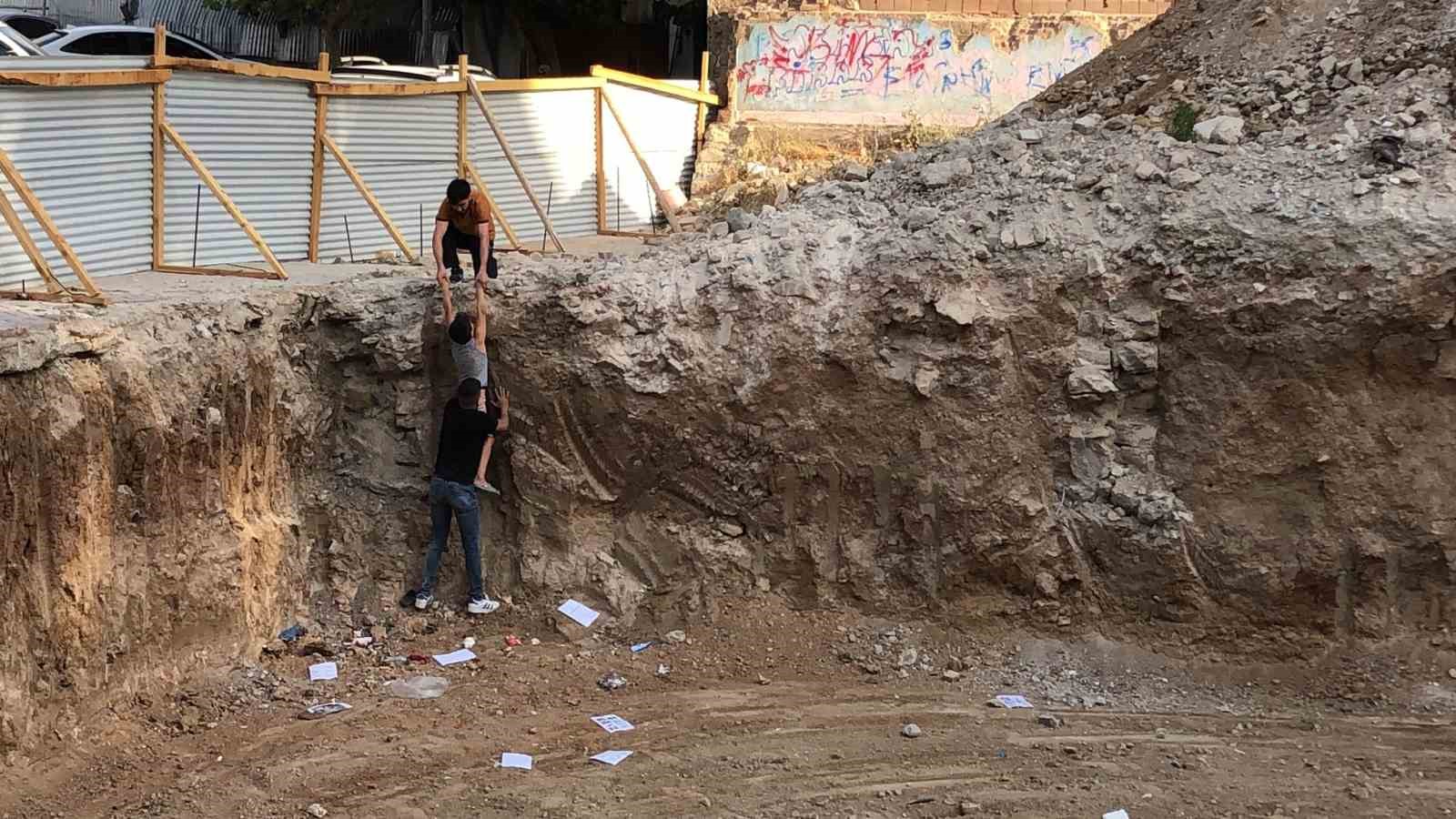 Elazığ’da inşaat çukuruna düşen çocuk kurtarıldı