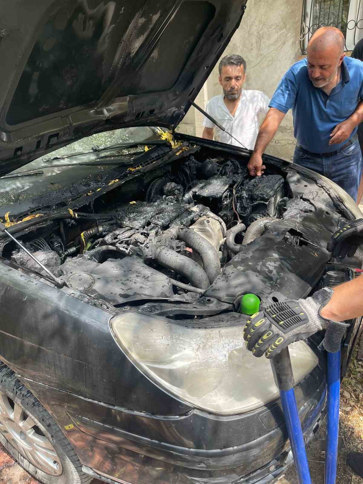 Park halindeki otomobil yandı