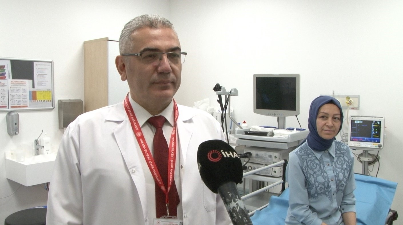 Yaklaşık 1 yıldır içemediği suyun ve yiyemediği yemeklerin acısını yaprak sarmasıyla çıkardı