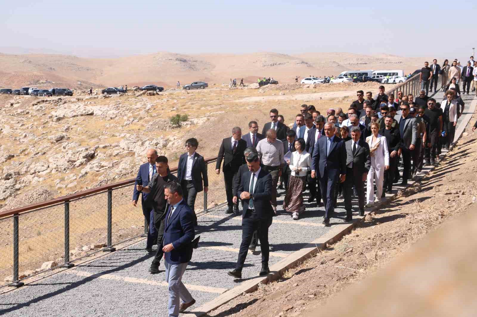 Bakan Ersoy açıkladı: Göbeklitepe’de insan heykeli bulundu