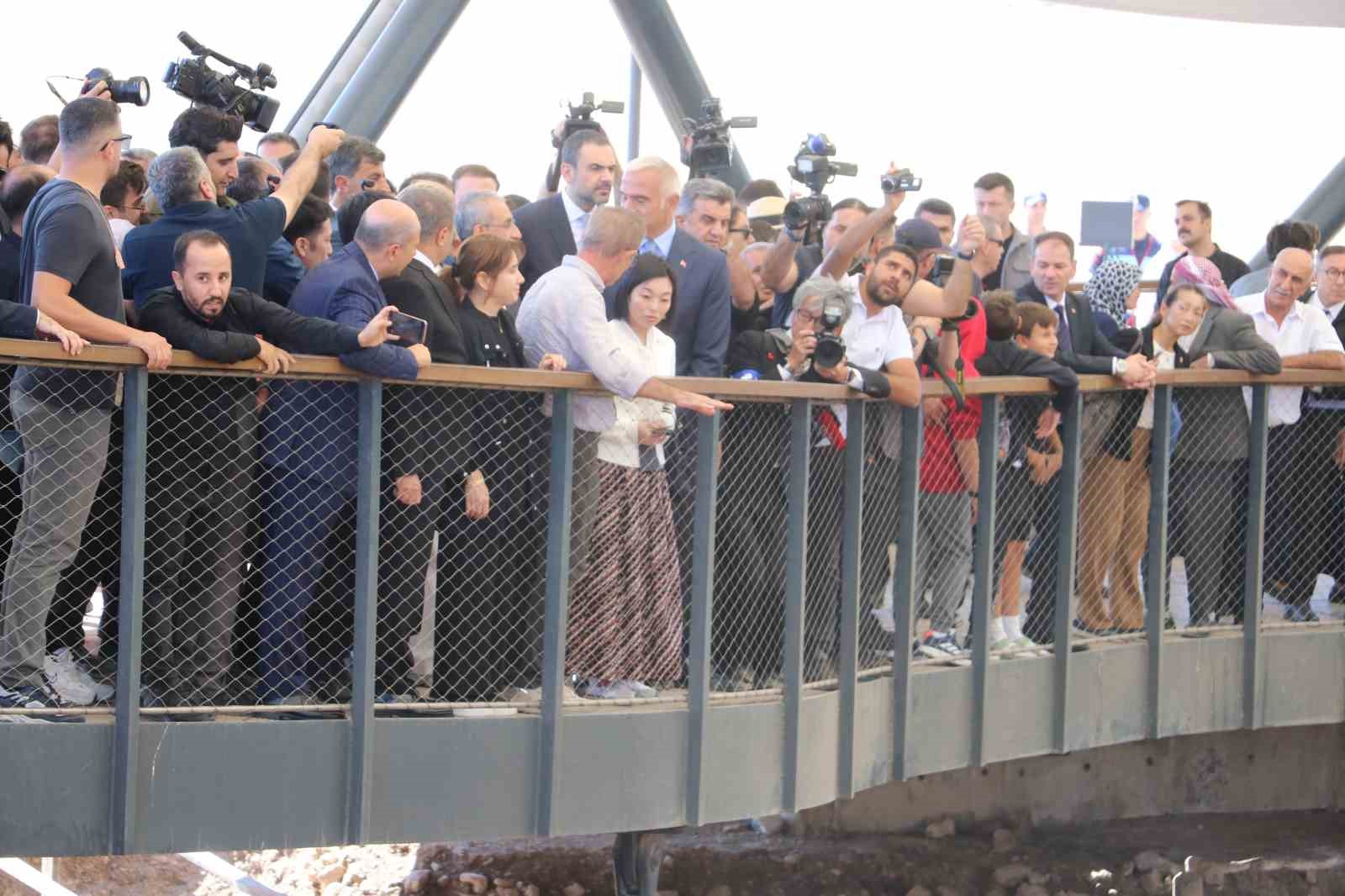 Bakan Ersoy açıkladı: Göbeklitepe’de insan heykeli bulundu