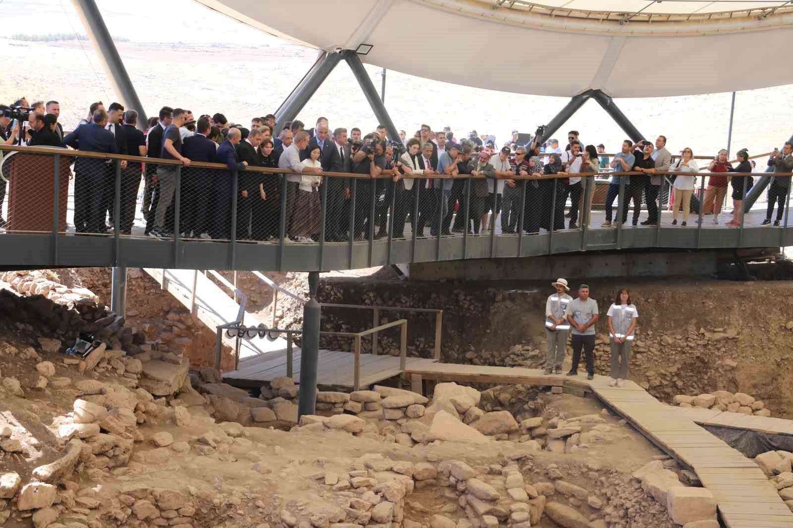Bakan Ersoy açıkladı: Göbeklitepe’de insan heykeli bulundu