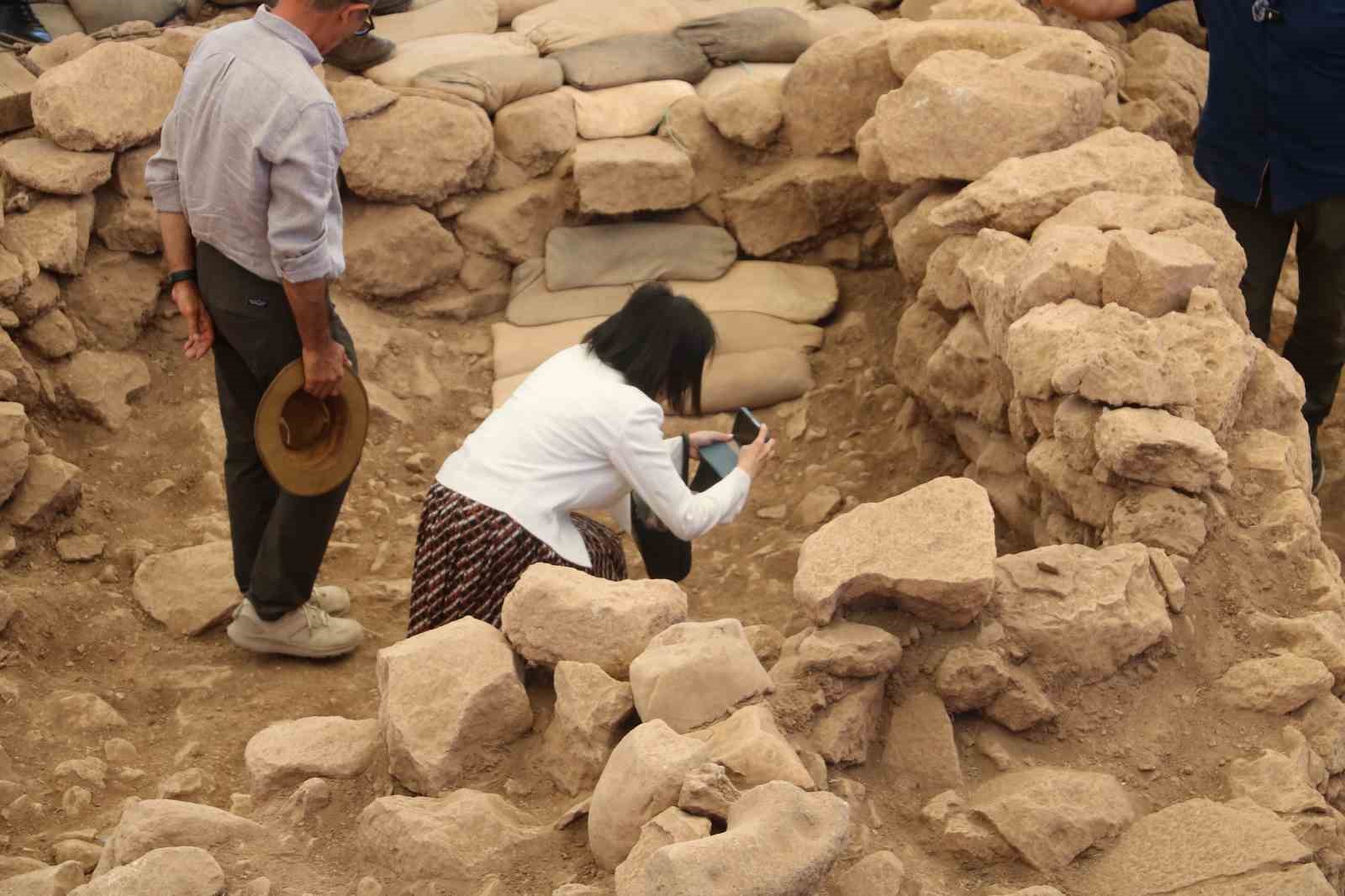 Bakan Ersoy açıkladı: Göbeklitepe’de insan heykeli bulundu
