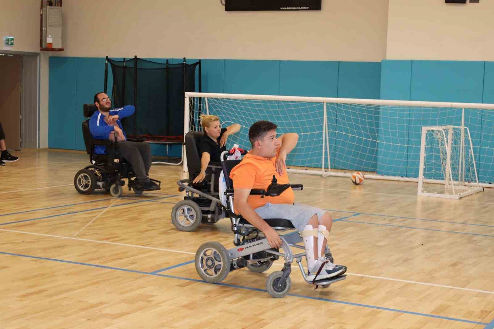 Türkiye’de bir ilk, tekerlekli sandalyeli zeybek takımı