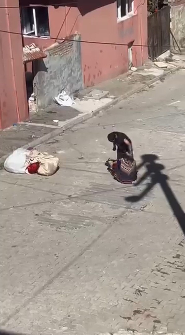 Eşini bayılıncaya kadar sokak ortasında döven şahıs kamerada