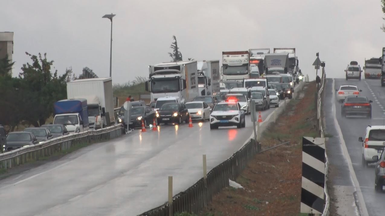 Büyükçekmece’de hafriyat kamyonu devrildi, E-5 trafiğe kapandı