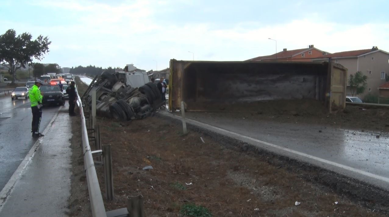 Büyükçekmece’de hafriyat kamyonu devrildi, E-5 trafiğe kapandı
