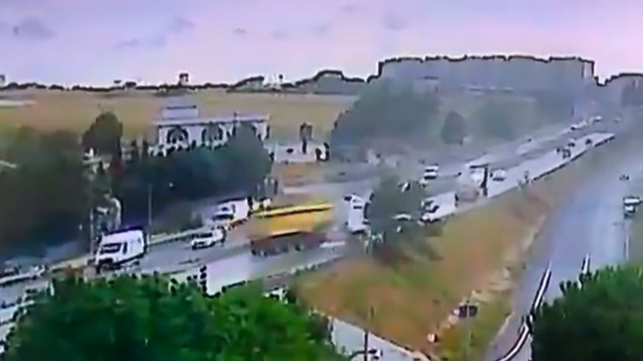 Büyükçekmece’de hafriyat kamyonu devrildi, E-5 trafiğe kapandı