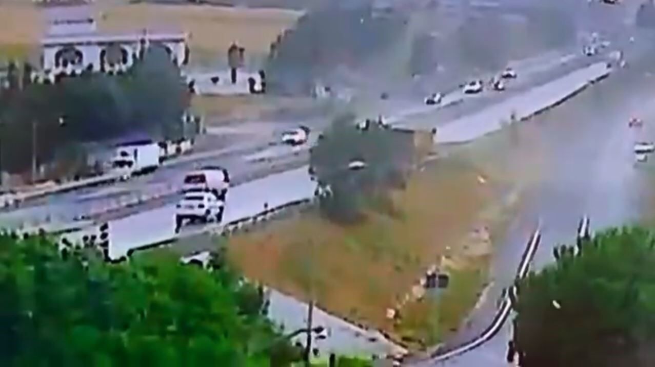 Büyükçekmece’de hafriyat kamyonu devrildi, E-5 trafiğe kapandı