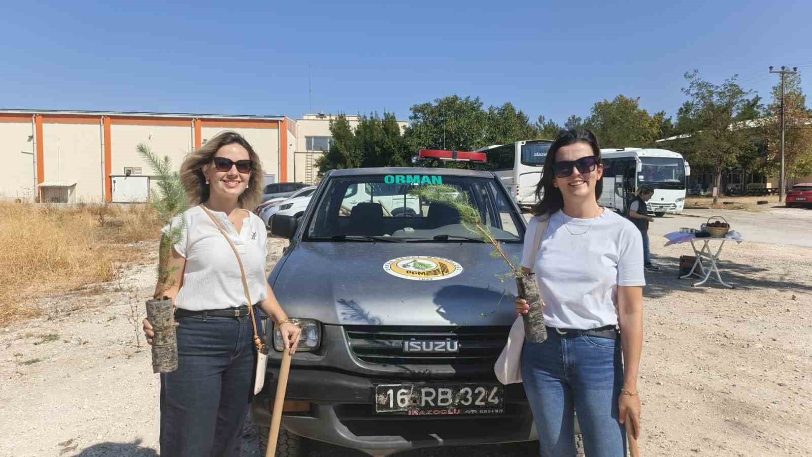 Sigarayı bırakan vatandaşlar fidan dikimi gerçekleştirdi