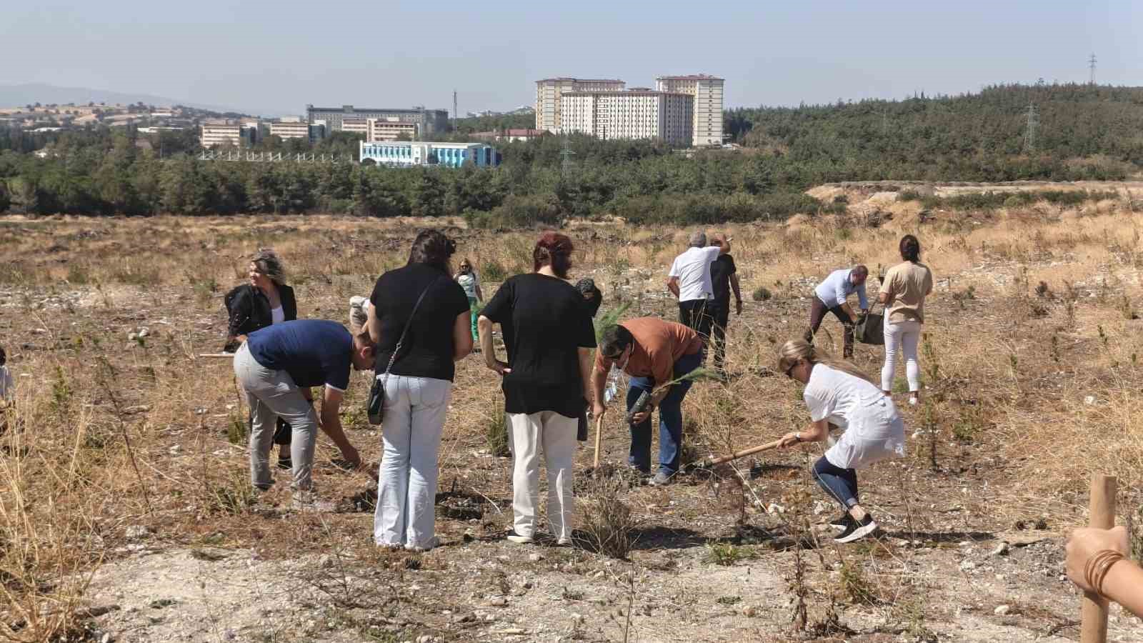 Sigarayı bırakan vatandaşlar fidan dikimi gerçekleştirdi