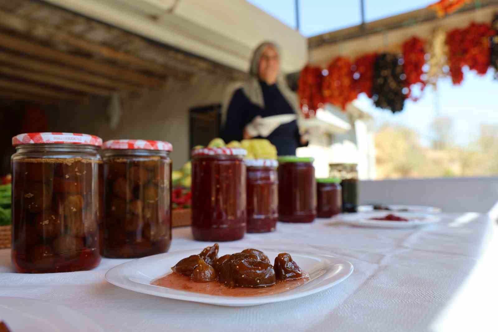 Eşi emekli olduktan sonra köyüne yerleşen girişimci kadın, acı ve tatlıyı bir araya getirdi