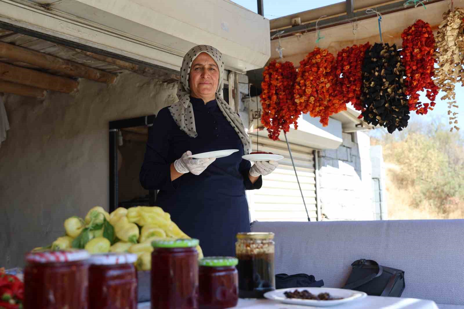 Eşi emekli olduktan sonra köyüne yerleşen girişimci kadın, acı ve tatlıyı bir araya getirdi