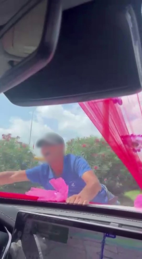 Gelin arabasının önüne atlayan genç, gelin ve damadı korkuttu