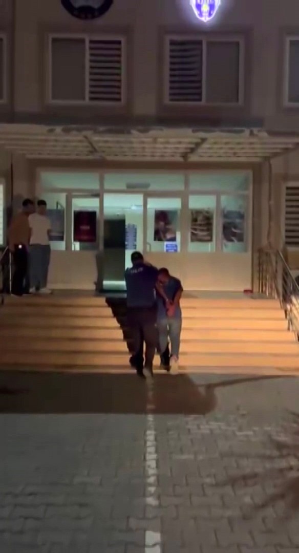 Gelin arabasının önüne atlayan genç, gelin ve damadı korkuttu