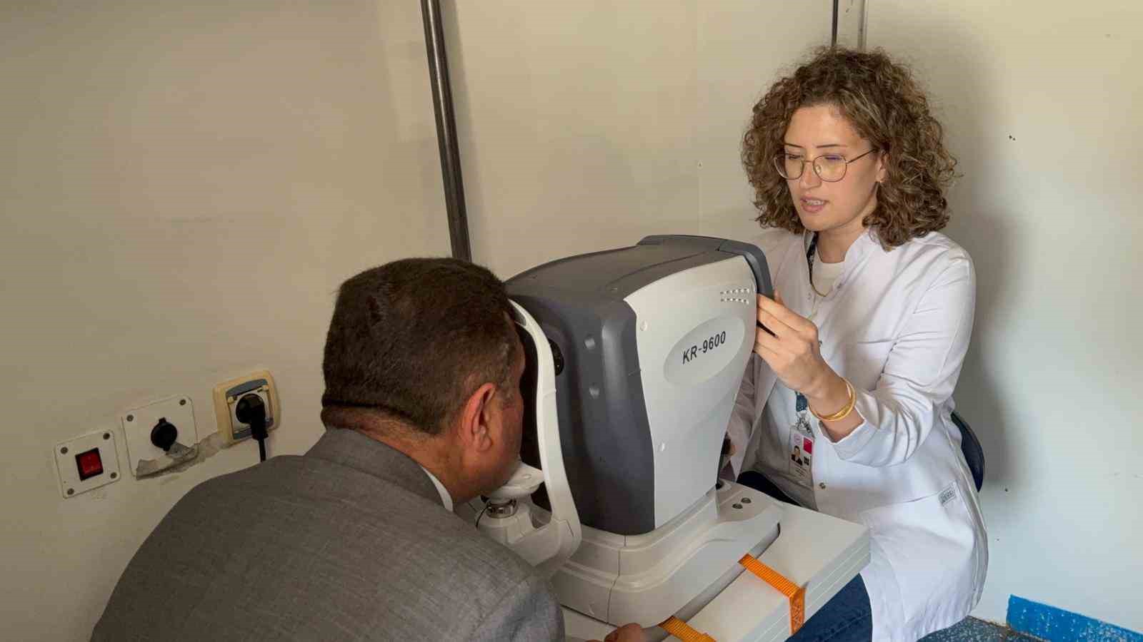 Bu sokağa gelenler sağlık taramasından geçti