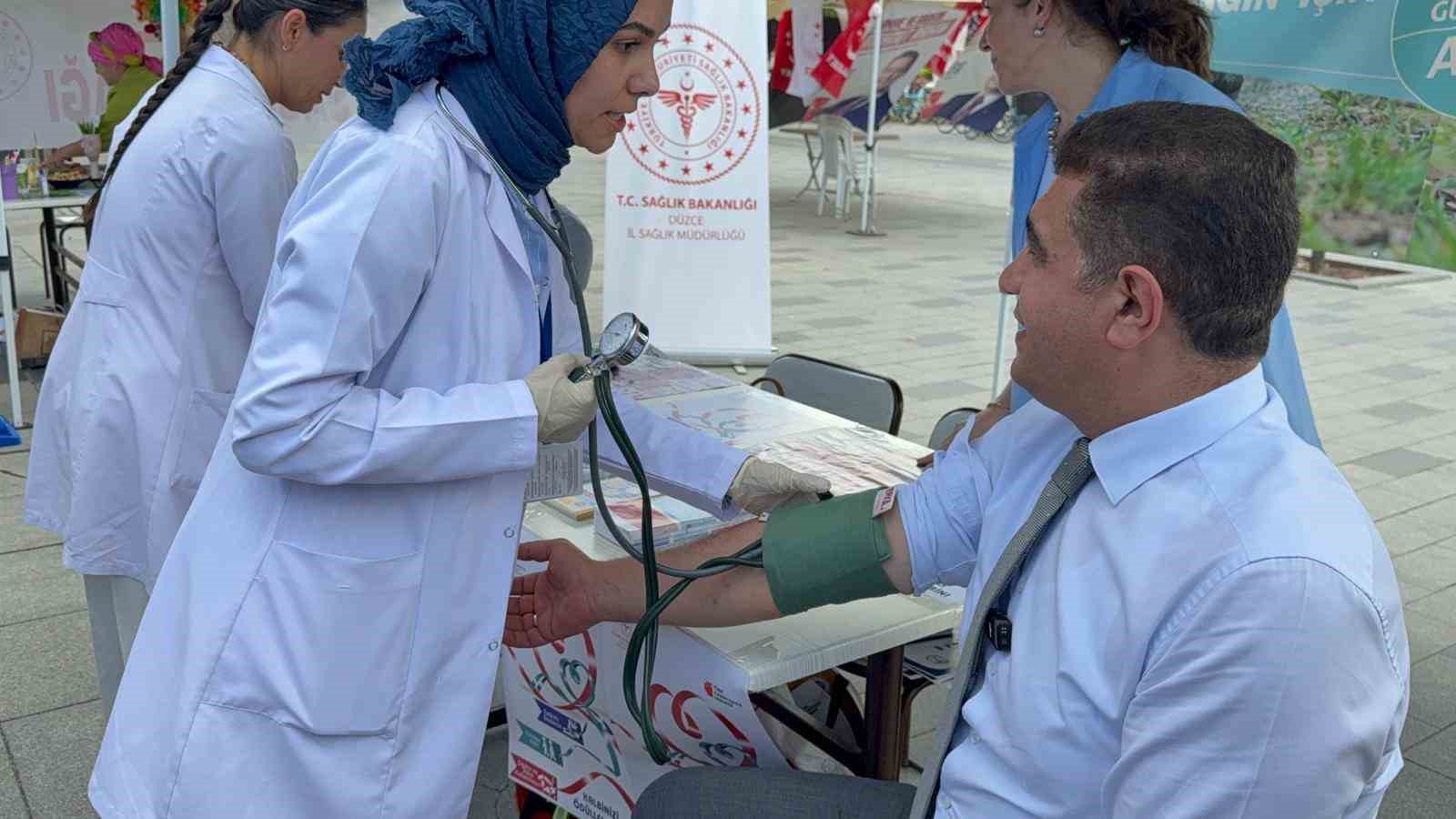 Bu sokağa gelenler sağlık taramasından geçti