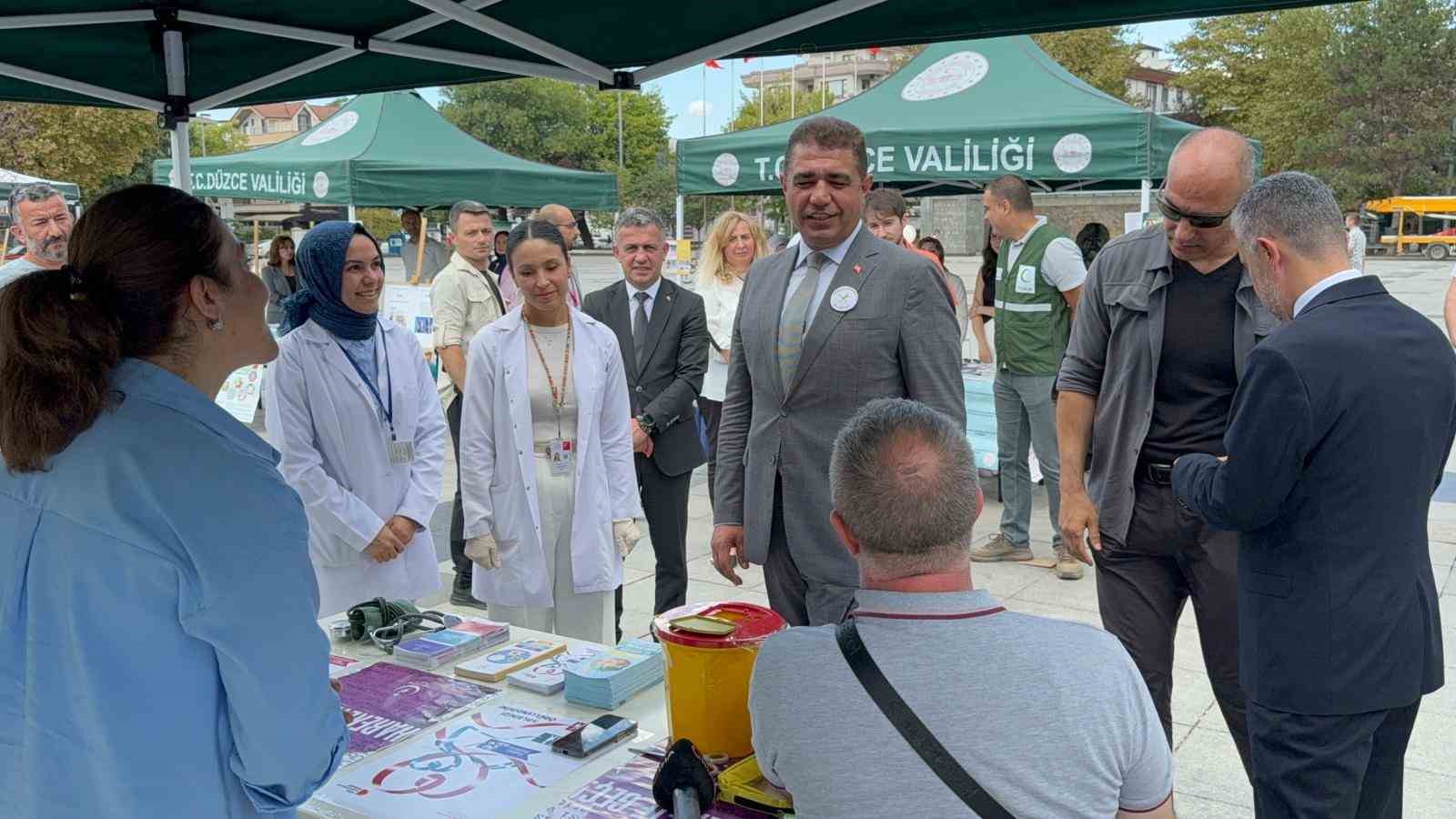 Bu sokağa gelenler sağlık taramasından geçti