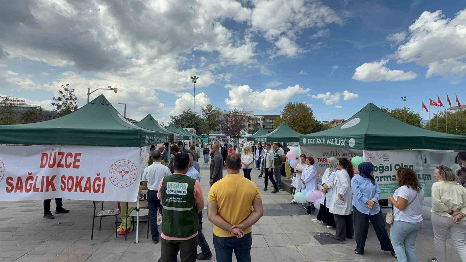 Bu sokağa gelenler sağlık taramasından geçti