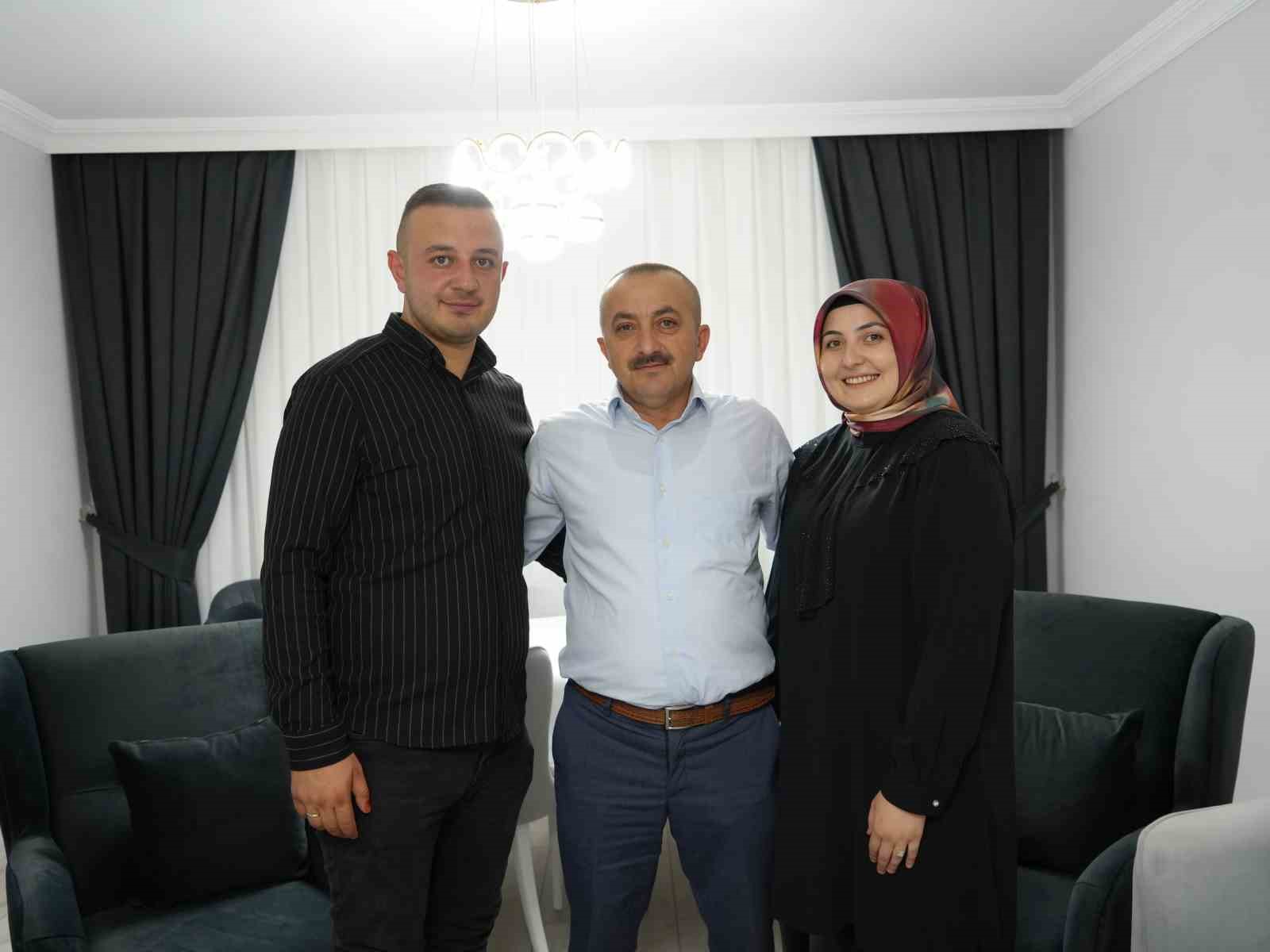 Düğünde gelin ve damada ilginç takı: Buzağı hediye ettiler