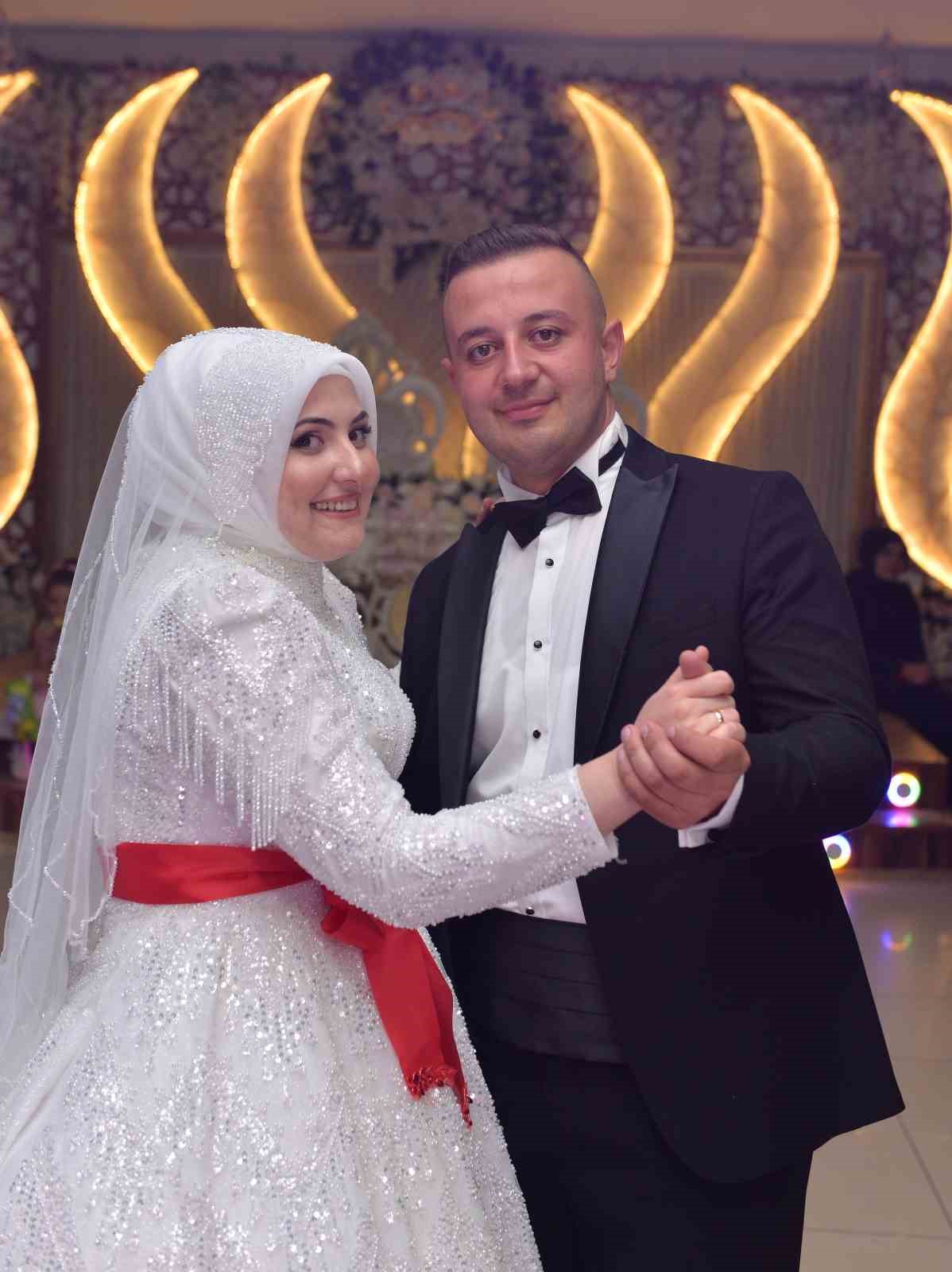 Düğünde gelin ve damada ilginç takı: Buzağı hediye ettiler