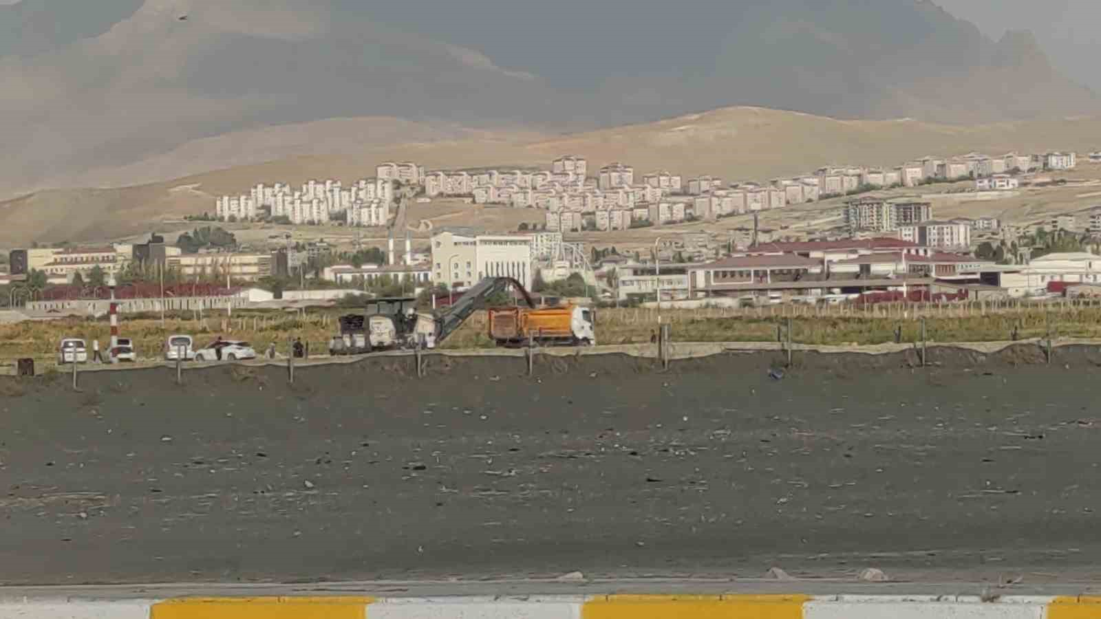 Van Ferit Melen Havalimanında pist sökme çalışmaları başladı