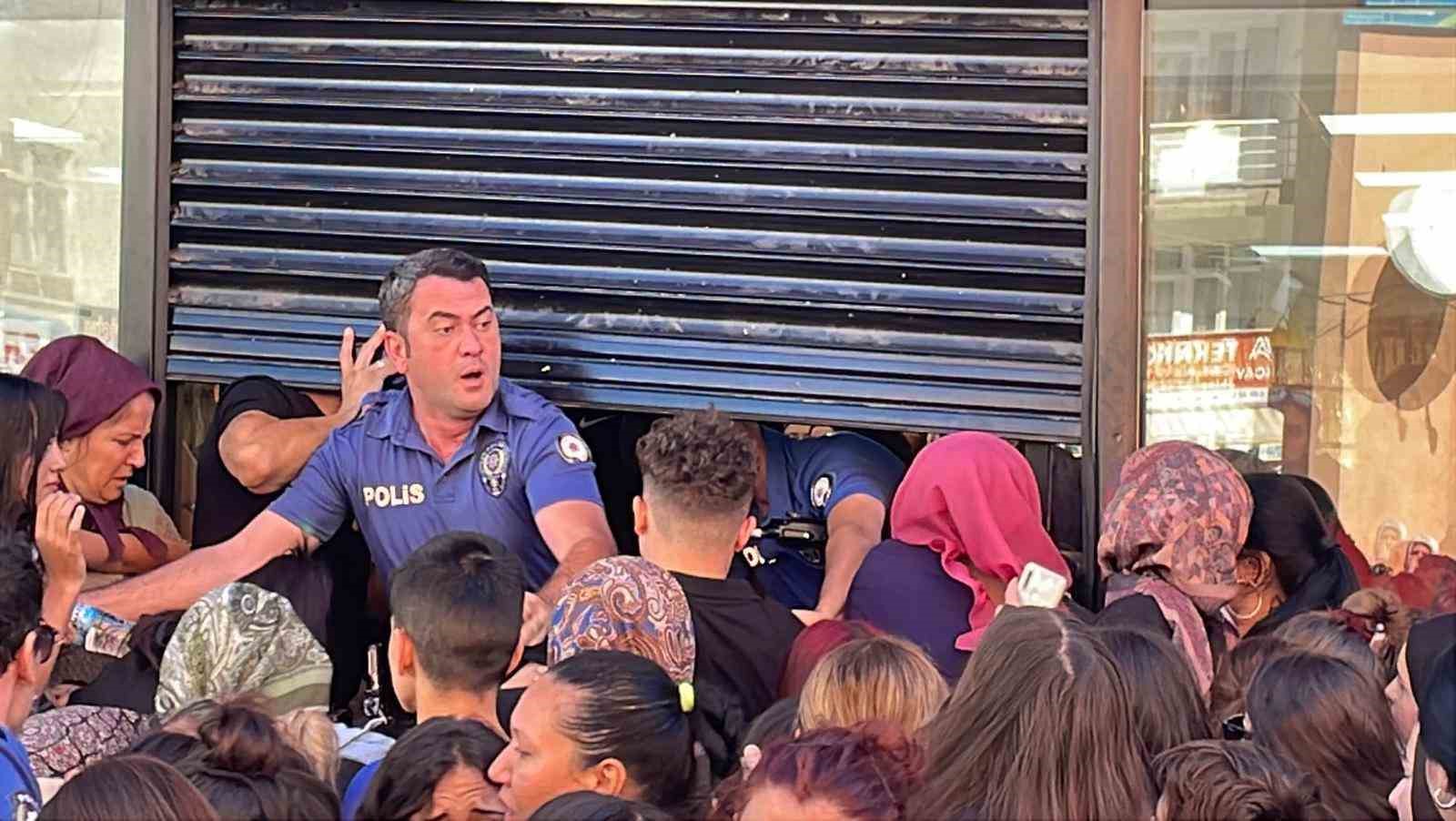 Takı ve kozmetik ürün mağazası açılışında izdiham