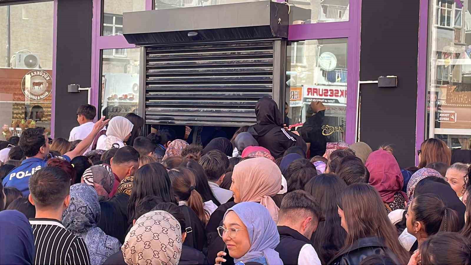 Takı ve kozmetik ürün mağazası açılışında izdiham