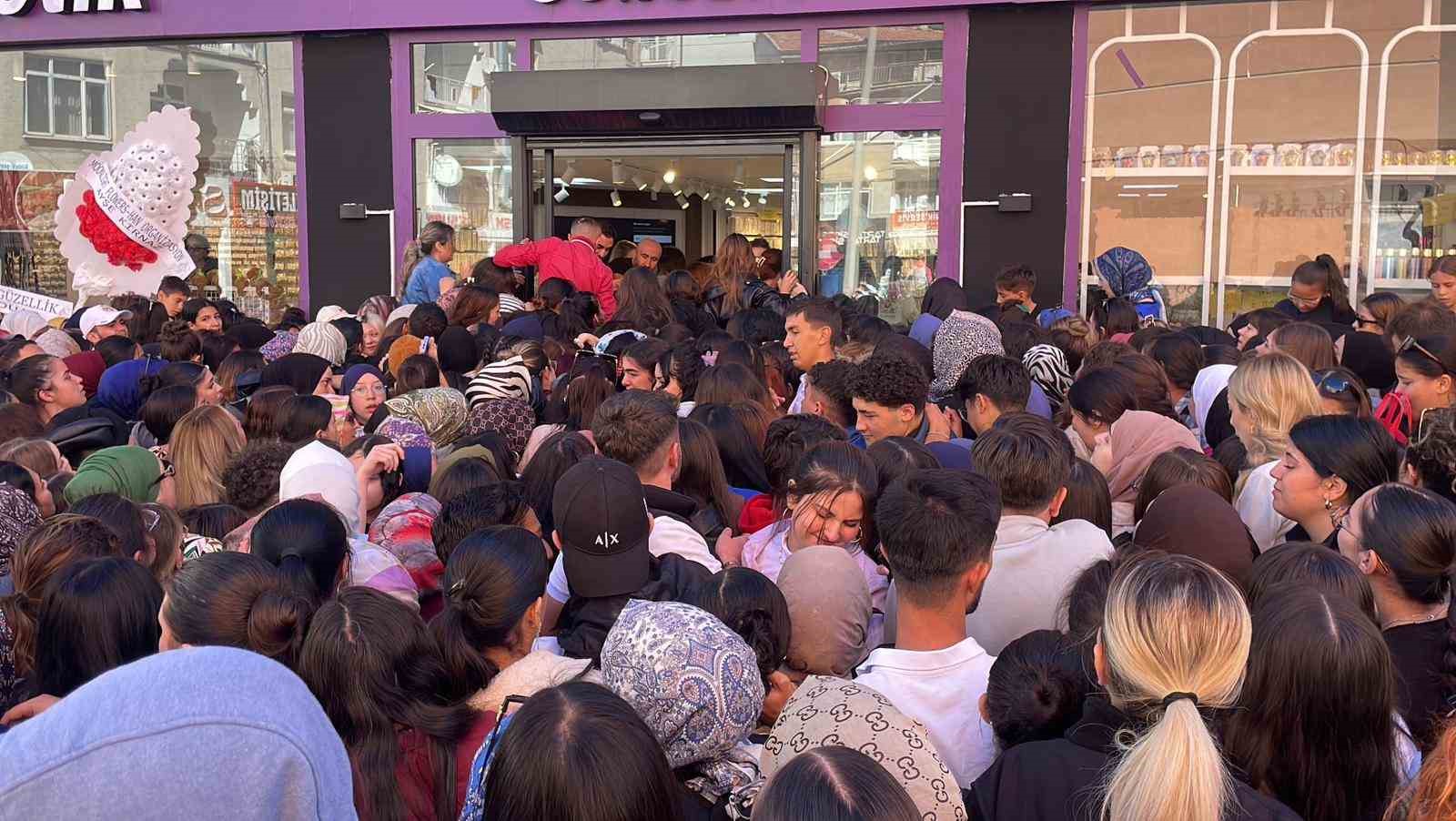 Takı ve kozmetik ürün mağazası açılışında izdiham