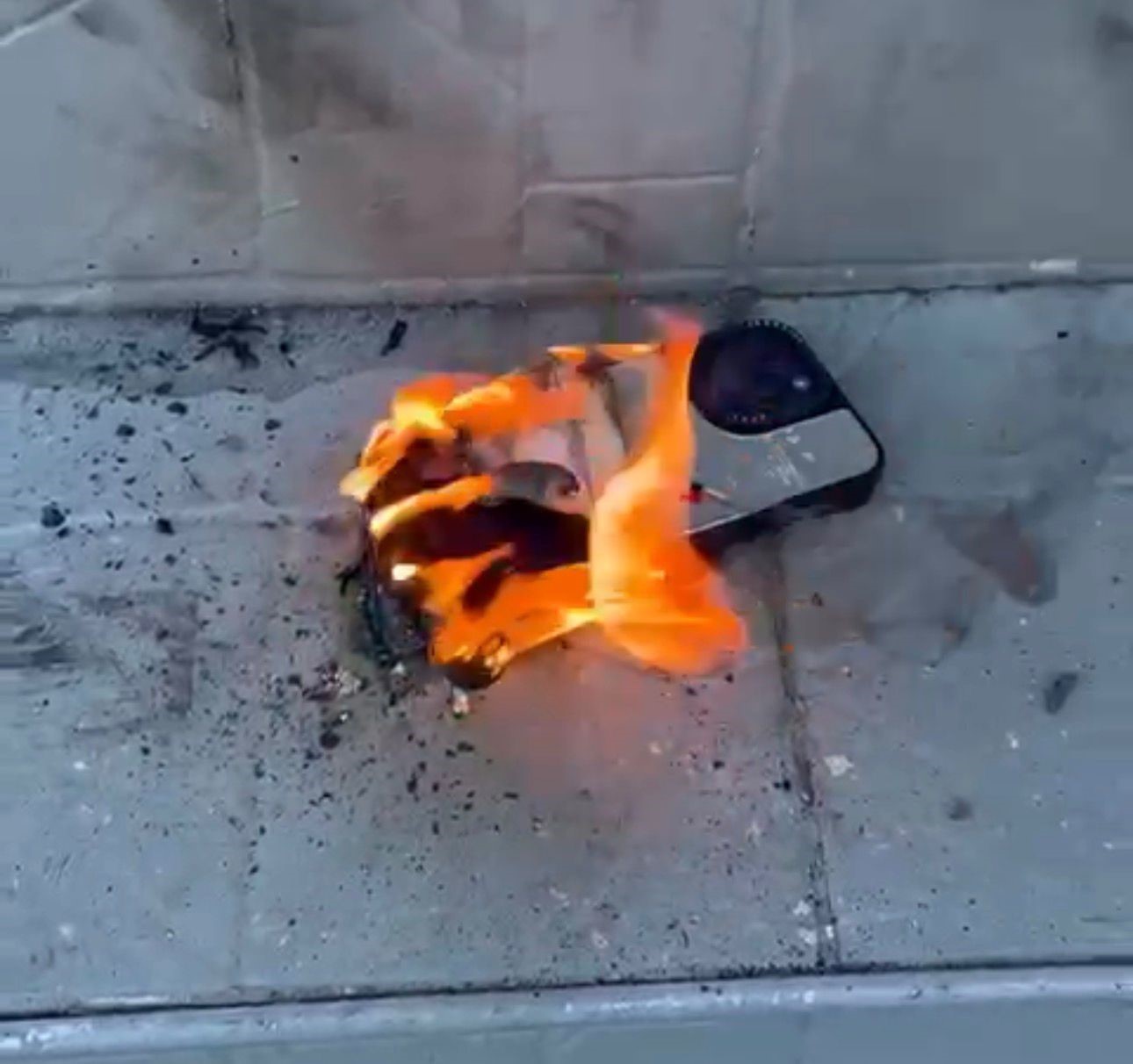 Binlerce liralık telefon bir anda alev aldı