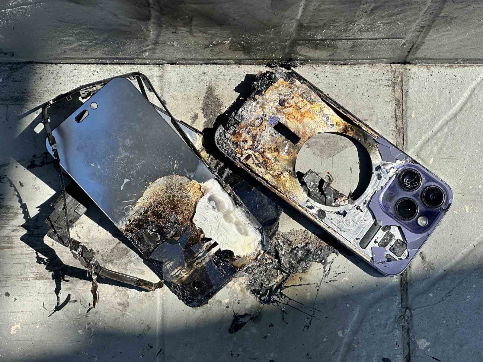 Binlerce liralık telefon bir anda alev aldı