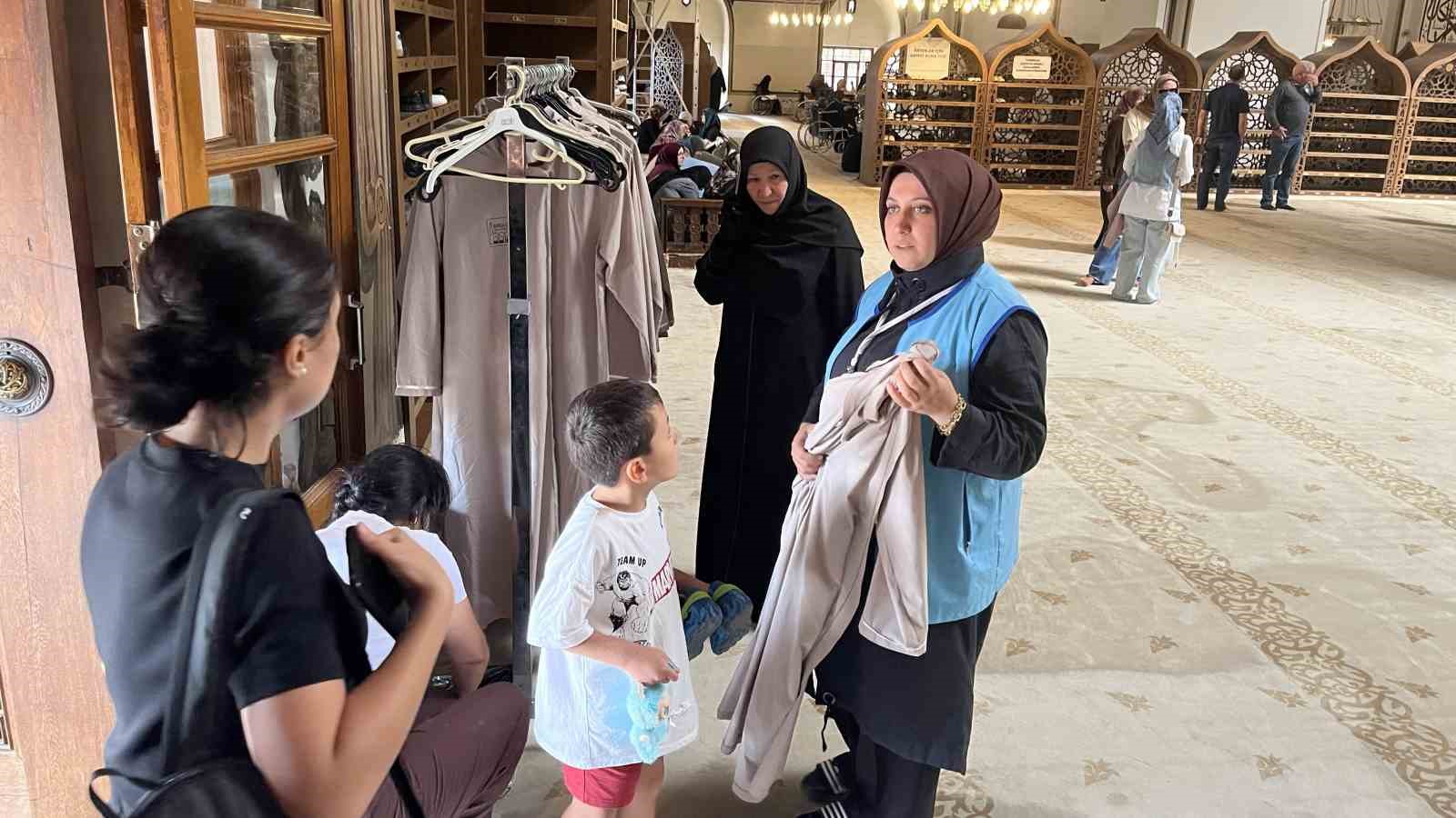 Tarihi cami ziyaretlerine kıyafet mecburiyeti getirildi