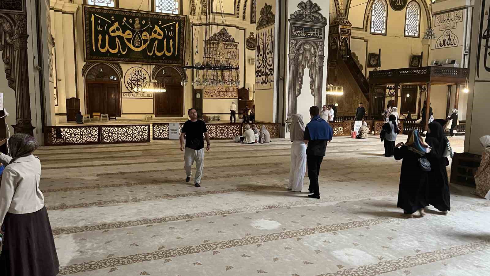 Tarihi cami ziyaretlerine kıyafet mecburiyeti getirildi