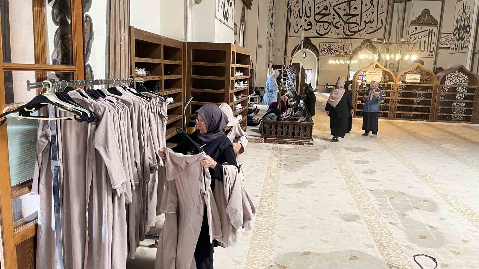 Tarihi cami ziyaretlerine kıyafet mecburiyeti getirildi