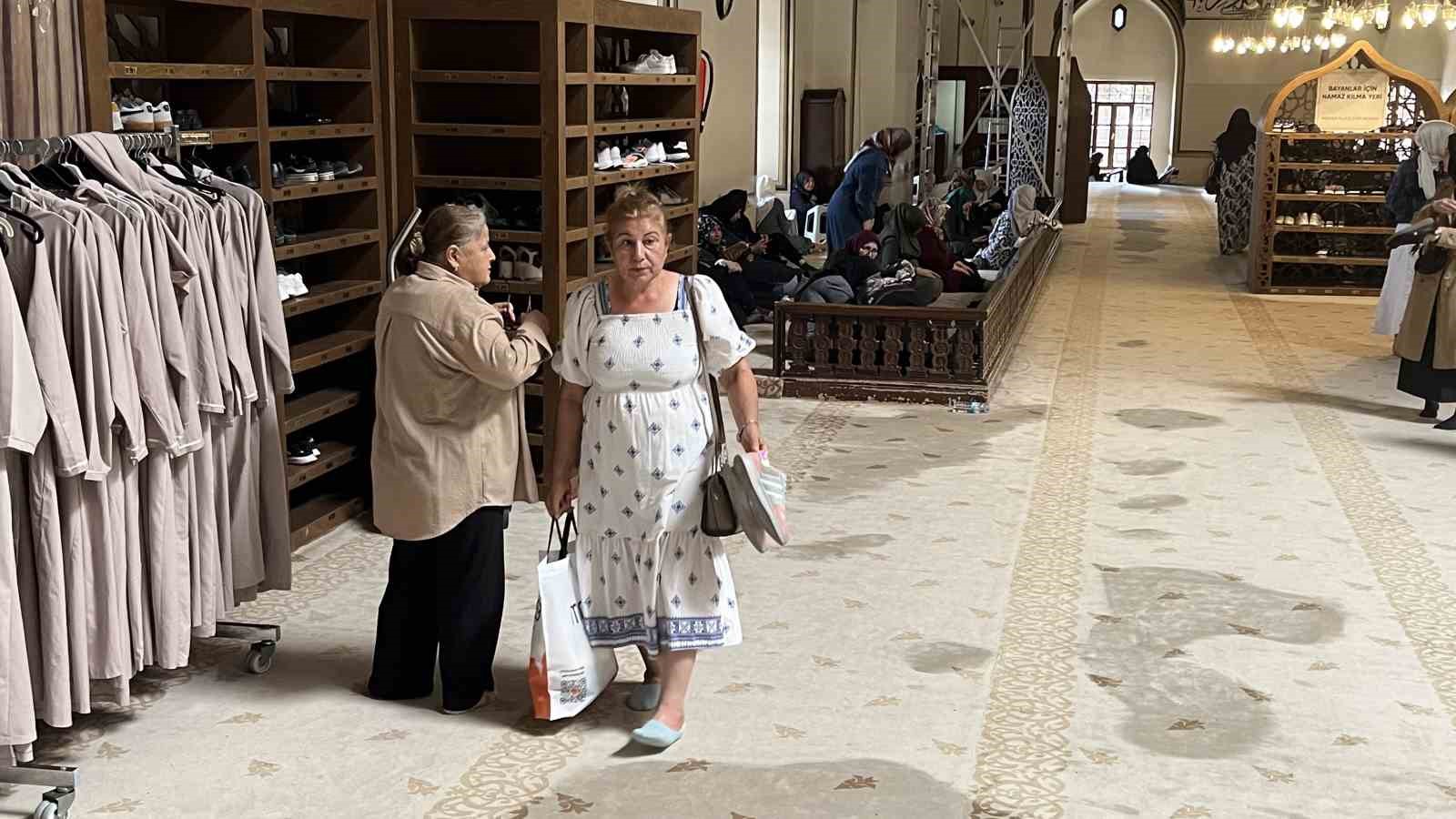 Tarihi cami ziyaretlerine kıyafet mecburiyeti getirildi